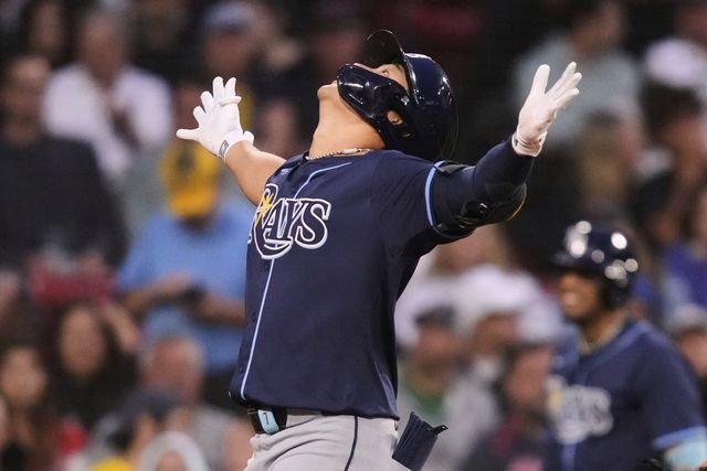 탬파베이 김하성은 14일(한국시간) 펜웨이파크에서 열린 보스턴전에서 8번타자 유격수로 선발출전했다. 그는 7회초 타격 도중 자신의 파울 타구에 왼쪽 발등을 다쳐 중도 교체됐다.｜AP뉴시스