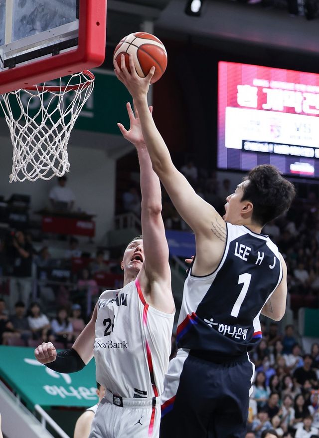 남자농구대표팀 이현중(오른쪽)이 13일 안양정관장아레나에서 열린 일본과의 평가전 도중 골밑 돌파를 시도하고 있다. 안양｜뉴시스