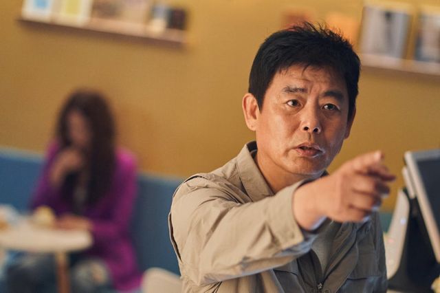 성동일이 영화 악마가 이사왔다에서 매일 악마로 변하는 딸을 돌보는 아버지 역으로 유쾌한 부성애를 펼친다. 사진 | CJ ENM