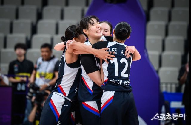 여자농구국가대표팀 박지수(가운데)가 14일 중국 선전스포츠센터에서 열린 뉴질랜드와 FIBA 아시아컵 여자농구대회 조별리그 A조 1차전에서 경기 종료 3초전 결승 득점을 올린 뒤 환호하고 있다. 사진｜FIBA 홈페이지 캡처