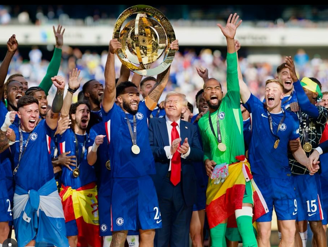 도널드 트럼프 미국대통령(가운데)이 14일(한국시간) 미국 뉴저지주 이스트러더퍼드의 메트라이프스타디움에서 열린 2025 FIFA 클럽월드컵 시상식에서 첼시 선수들에게 우승 트로피를 전달한 뒤 함께 기뻐하고 있다. 관례상 트로피 전달 후 무대를 내려가야 했지만, 그러지 않고 선수들과 우승의 기쁨을 함께 나누고 트로피까지 들어봤다. 사진출처│백악관 인스타그램