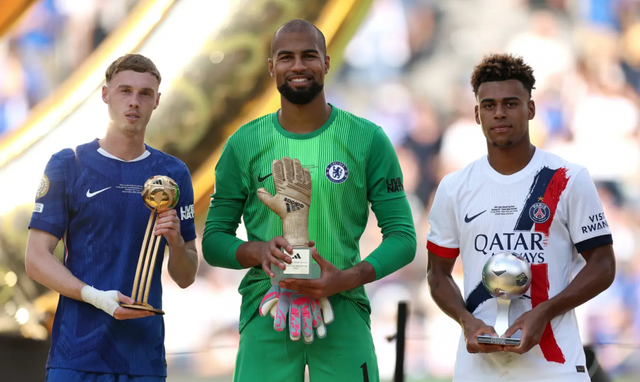 첼시 파머와 산체스가 14일(한국시간) 미국 뉴저지주 이스트러더퍼드의 메트라이프스타디움에서 열린&nbsp;PSG와&nbsp;클럽월드컵&nbsp;결승전에서 3-0 완승을 거둔 뒤 각각 골든볼과 골든글러브를 수상하고 있다. PSG의 두에도 영플레이어상 트로피를 거머쥐었다(사진 왼쪽부터). 사진출처│FIFA 홈페이지