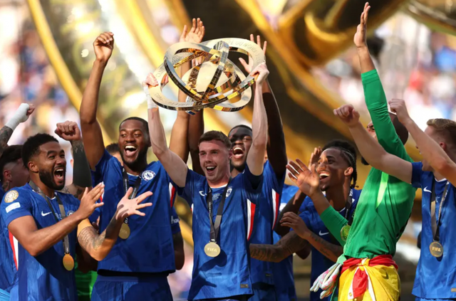 첼시 파머(가운데)가 14일(한국시간) 미국 뉴저지주 이스트러더퍼드의 메트라이프스타디움에서 열린 PSG와 클럽월드컵 결승전에서 3-0 완승을 거둔 뒤 트로피를 들고 동료들과 우승으르 자축하고 있다. 첼시는 클럽월드컵이 32개팀 체제와 4년 주기로 개편된 첫 대회 우승 팀에 이름을 올렸다. 사진출처│FIFA 홈페이지