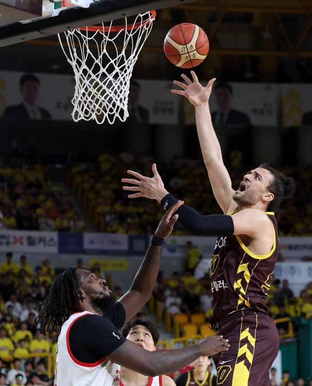 2025~2026시즌 프로농구 정규리그는 10월 3일 개막해 내년 4월 8일 종료된다. 2024~2025시즌 프로농구 챔피언결정전에서 맞붙었던 LG와 SK가 2025~2026시즌 개막전에서 맞붙는다. 뉴시스