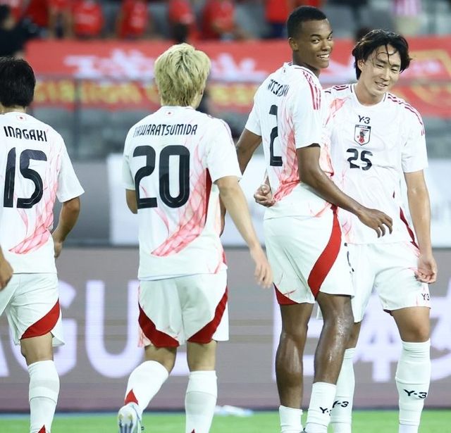 12일 용인미르스타디움에서 열린 중국과 E-1 챔피언십 2차전에서 일본 윙어 모치즈키 헨리 히로키(오른쪽 2번째)의 두 번째 골을 넣고 동료들과 기쁨을 나누고 있다. 사진출처｜JFA 인스타그램