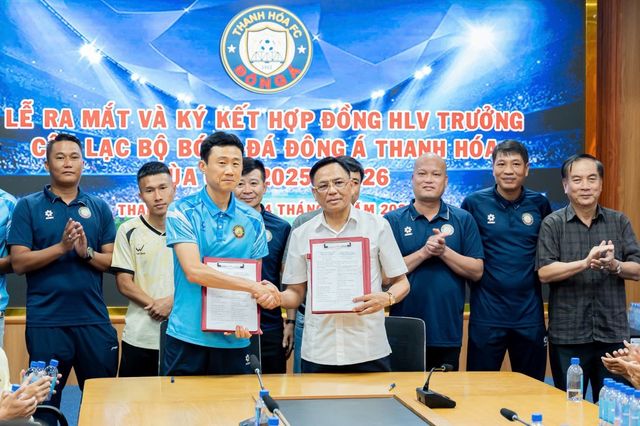 최원권 전 대구 감독(앞줄 왼쪽)이 14일 탄호아 지휘봉을 잡았다. 과거 대구 감독과 베트남축구대표팀 수석코치로서 소기의 성과를 거둔 그는 탄호아의 2025~2026시즌 V.리그에서 도약을 위해 헌신하겠다는 각오다. 사진제공│DJ매니지먼트