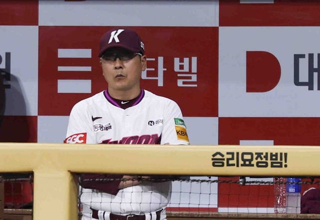 키움이 14일 홍원기 감독을 전격 경질했다. 2021년부터 키움의 사령탑을 맡은 홍 감독은 팀을 2차례 가을야구에 올려놓았지만, 최근 계속된 부진으로 계약기간을 6개월 남기고 팀을 떠나게 됐다. 뉴시스