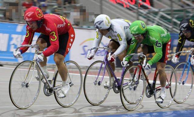 광명스피돔에서 열린 특선급 경주에서 인치환(왼쪽)이 선두로 경주를 펼치고 있다. 인치환은 선수 출신이 아닌 자전거 동호인 출신임에도 15년 넘게 줄곧 특선급 강자로 활약을 이어가고 있다.사진제공 | 국민체육진흥공단