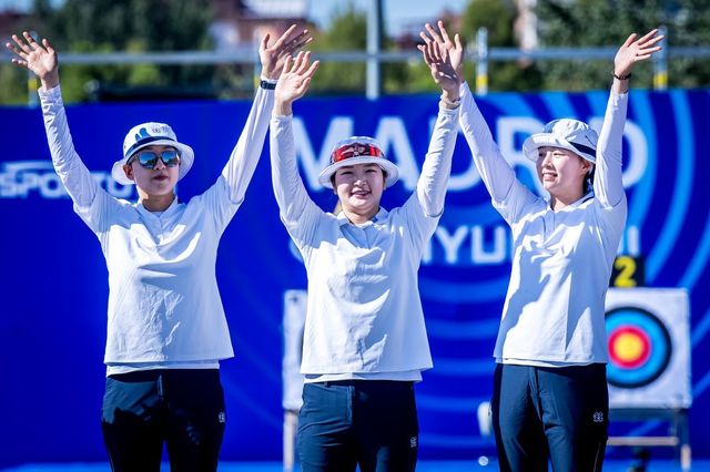 양궁국가대표팀 안산, 강채영, 임시현이 13일(한국시간) 스페인 마드리드 발레르모소스타디움에서 벌어진 중국과 2025현대양궁월드컵 마드리드 4차대회 여자단체전 결승에서 세트스코어 6-2로 이긴 뒤 우승을 자축하고 있다(왼쪽부터). 대표팀은 9월 광주세계양궁선수권대회 대비 마지막 국제대회인 이번 대회에서 금 3·은2·동 4로 종합 1위에 올랐다. 사진제공│대한양궁협회
