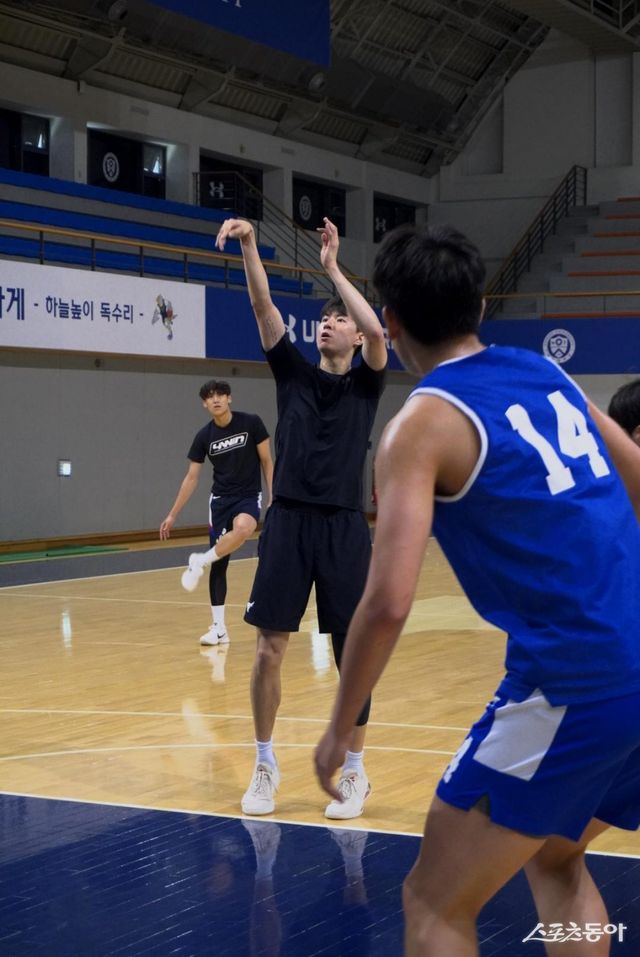 국내에서 연세대학교를 방문해 연세대 선수들과 연습경기를 하고 있는 이현중. 사진제공｜에픽스포츠