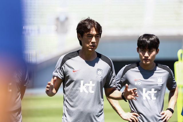 홍명보 축구대표팀 감독(왼쪽)이 성남종합운동장에서 팀 훈련을 이끌고 있다. 사진제공｜대한축구협회