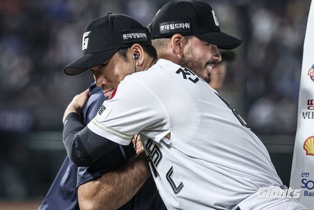 롯데 주장 전준우(오른쪽)가 외국인투수 알렉 감보아를 껴안고 있다. 사진제공｜롯데 자이언츠