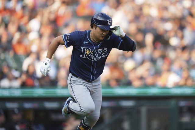 탬파베이 김하성은 14일(한국시간) 펜웨이파크에서 열린 보스턴전에서 8번타자 유격수로 선발출전했다. 그는 7회초 타격 도중 자신의 파울 타구에 왼쪽 발등을 다쳐 중도 교체됐다.｜AP뉴시스