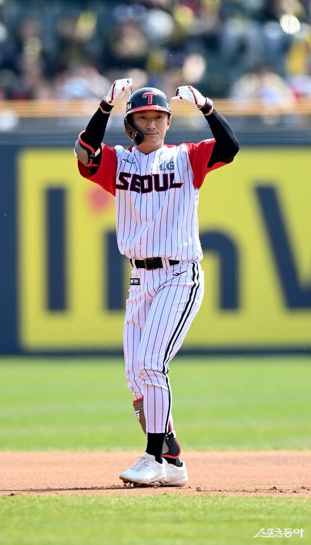 LG 신민재는 올해 규정 타석을 채운 팀 타자들 가운데 가장 높은 득점권 타율 0.439를 기록하고 있다. 시즌 초반 타격 슬럼프에서 벗어나 어느새 타선의 중심축 역할을 해내는 모습이다. 후반기에도 기대감이 쏠릴 수밖에 없다. 스포츠동아DB