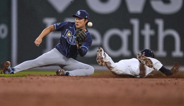 탬파베이 김하성은 14일(한국시간) 펜웨이파크에서 열린 보스턴전에서 8번타자 유격수로 선발출전했다. 그는 7회초 타격 도중 자신의 파울 타구에 왼쪽 발등을 다쳐 중도 교체됐다.｜AP뉴시스