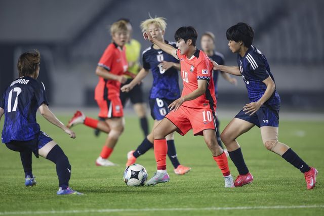 신상우 여자축구대표팀 감독은 지난해 10월 부임 후 고강도 훈련 기조를 이어가고 있다. 베테랑들도 고강도 훈련이 세계무대와 간극을 좁힐 수 있는 수단이라며 지지를 보내고 있다. 사진은 13일 화성종합경기타운에서 열린 일본과 2025 EAFF E-1 챔피언십 2차전에서 드리블을 하고 있는 지소연(10번). 사진제공│대한축구협회