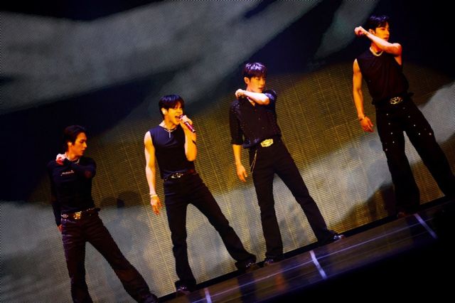 [사진 = 어라운드어스 제공]