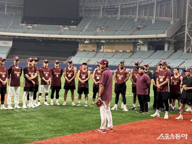 키움은 14일 홍원기 전 감독을 경질했다. 선수들은 다음날인 15일 고척스카이돔에서 차분하게 훈련을 진행했다. 설종진 키움 감독대행(앞)이 15일 고척스카이돔에서 진행한 훈련에 앞서 선수들에게 메시지를 전달하고 있다. 고척｜강산 기자 posterboy@donga.com