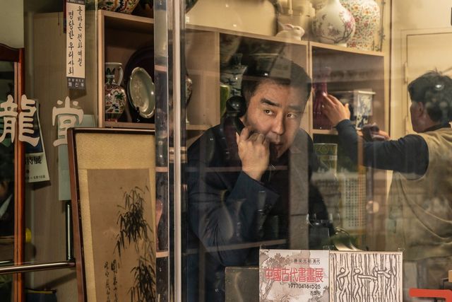 디즈니+ 오리지널 시리즈 ‘파인: 촌뜨기들’이 오늘(16일) 1~3회를 첫 공개하며, 신안 앞바다에 숨겨진 보물선을 둘러싼 욕망과 배신을 그린 본격 한탕 드라마의 서막을 연다. 사진제공 | 월트 디즈니 컴퍼니 코리아