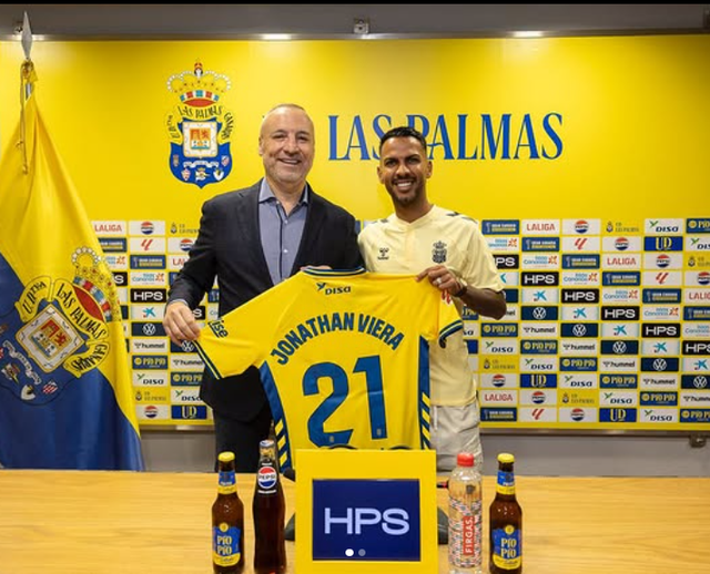조나단 비에라(오른쪽)가 12일(한국시간) 고향팀 라스팔마스에 복귀했다. 벌써 5번째 이적이자 2년만의 복귀다. 그는 미겔 라미레스 회장(왼쪽)에게 팀의 라리가 승격에 모든 것을 바치겠다는 의지를 보였다. 사진출처│미겔 라미레스 인스타그램