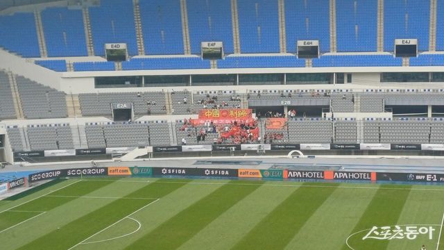 중국과 홍콩의 E-1 챔피언십 남자부 3차전이 열린 15일 용인미르스타디움은 1400여 명의 팬들이 입장했는데 그 중 절대 다수가 홍콩팬들이었다. 중국팬들은 넉넉히 잡아도 100여명에 불과했다. 용인｜남장현 기자 yoshike3@donga.com