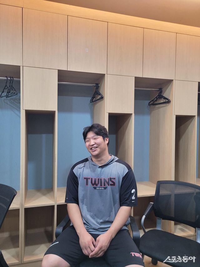 LG 문보경이 15일 잠실구장에서 열린 구단 자율 훈련을 마친 뒤 라커룸에서 취재진과 인터뷰를 하고 있다. 문보경은 “후반기엔 전경기에 출전하는 게 목표”라며 남다른 의지를 밝혔다. 잠실｜장은상 기자 award@donga.com