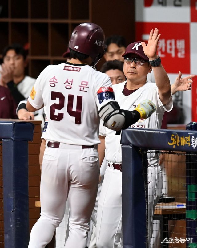 홍원기 전 키움 감독(오른쪽)은 2008년 전력분석관으로 히어로즈와 처음 인연을 맺은 뒤 코치와 사령탑까지 지냈다. 송성문 등 함께했던 선수들이 성장하는 모습은 그에게 자부심이자 자긍심이었다. 스포츠동아 DB