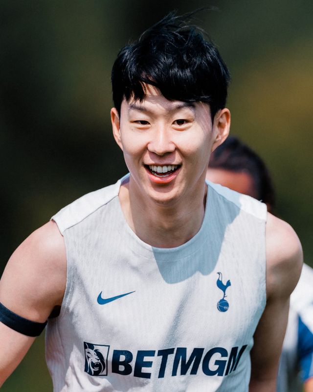 토트넘 주장 손흥민이 14일 런던 홋스퍼웨이에서 프리시즌 팀 훈련을 시작했다. 환한 미소로 동료들과 땀흘리는 주장의 모습이 담긴 사진들을 토트넘 구단은 각종 채널에 공개했다. 사진출처｜토트넘 홋스퍼 페이스북