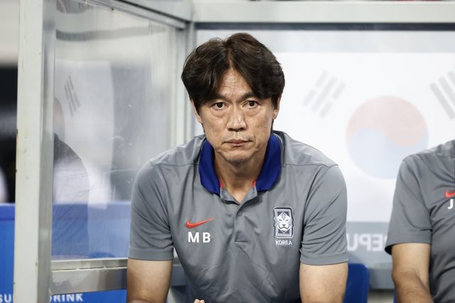 E-1 챔피언십을 마무리한 축구국가대표팀은 본격적인 ‘월드컵 본선모드’로 전환한다. 당장 9월 미국 원정부터 철두철미하게 진행하려 한다. 홍명보 감독이 경기 중 그라운드를 응시하고 있다. 사진제공｜대한축구협회