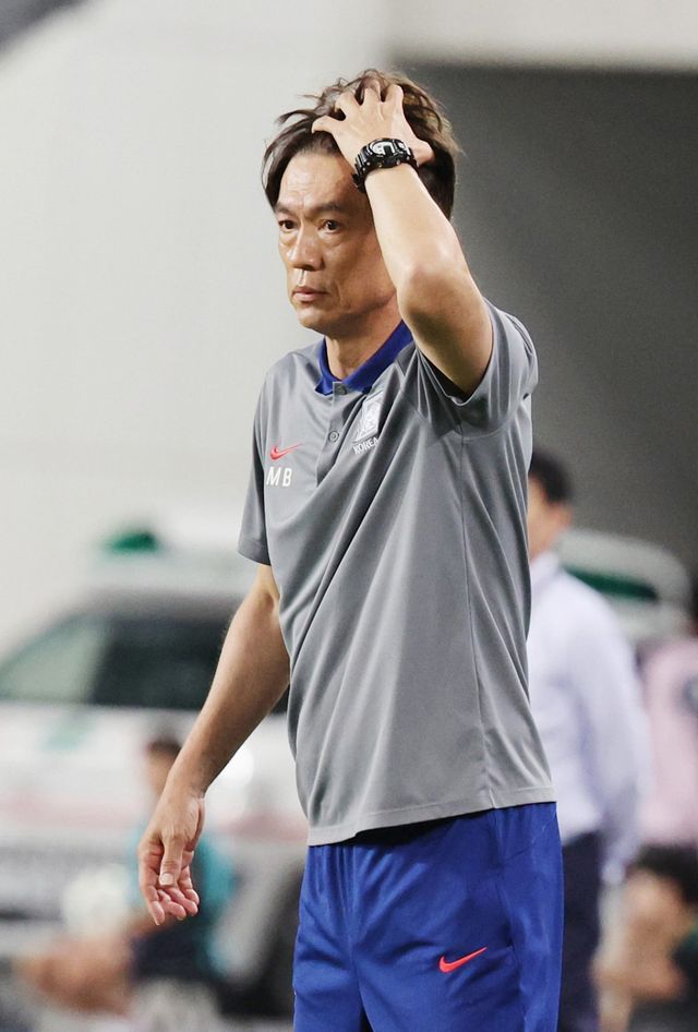 홍명보 축구국가대표팀 감독이 15일 용인미르스타디움에서 열린 일본과 E-1 챔피언십 남자부 최종 3차전에서 패하며 준우승에 그치자 아쉬운 듯 머리를 긁적이고 있다. 용인｜뉴시스