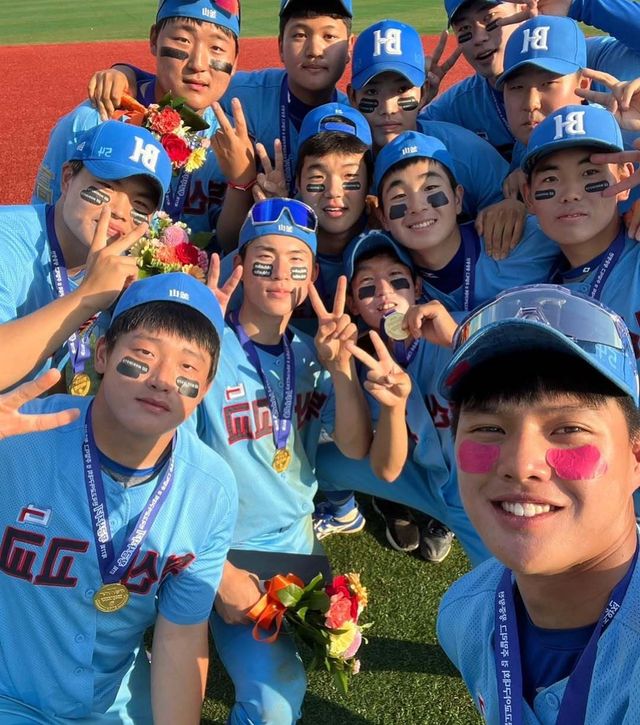 원상현(맨 윗줄 오른쪽 2번째)과 성영탁(오른쪽 밑에서 2번째)이 2023년 5월 29일 목동구장에서 열린 제77회 황금사자기 전국고교야구대회 겸 주말리그 왕중왕전(동아일보사·스포츠동아·대한야구소프트볼협회 공동주최) 결승전에서 선린인터넷고를 꺾고 우승한 뒤 기뻐하고 있다. 사진출처｜원상현 인스타그램 캡처