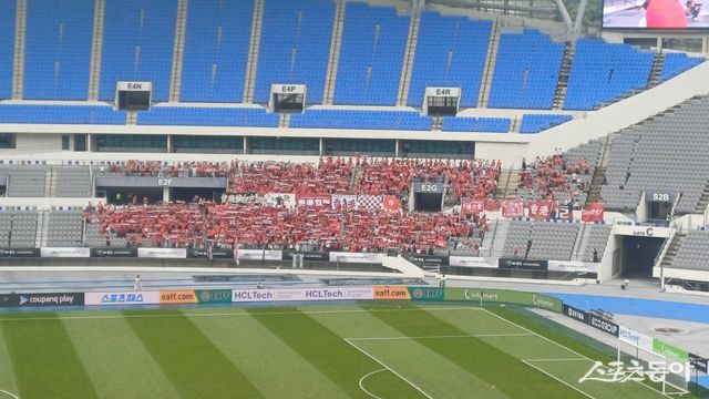 중국과 홍콩의 E-1 챔피언십 남자부 3차전이 열린 15일 용인미르스타디움은 1400여 명의 팬들이 입장했는데 그 중 절대 다수가 홍콩팬들이었다. 용인｜남장현 기자 yoshike3@donga.com