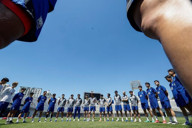 E-1 챔피언십을 마무리한 축구국가대표팀은 본격적인 ‘월드컵 본선모드’로 전환한다. 당장 9월 미국 원정부터 철두철미하게 진행하려 한다. E-1 챔피언십 기간 훈련장으로 사용한 성남종합운동장에서 대표팀 코칭스태프와 선수들이 간단한 미팅을 갖고 있다. 사진제공｜대한축구협회