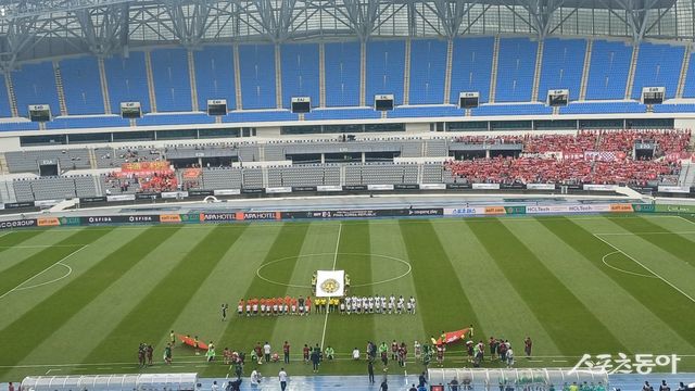 중국과 홍콩의 E-1 챔피언십 남자부 3차전이 열린 15일 용인미르스타디움은 1400여 명의 팬들이 입장했는데 그 중 절대 다수가 홍콩팬들이었다. 본부석 맞은편 스탠드의 오른쪽이 홍콩팬. 용인｜남장현 기자 yoshike3@donga.com