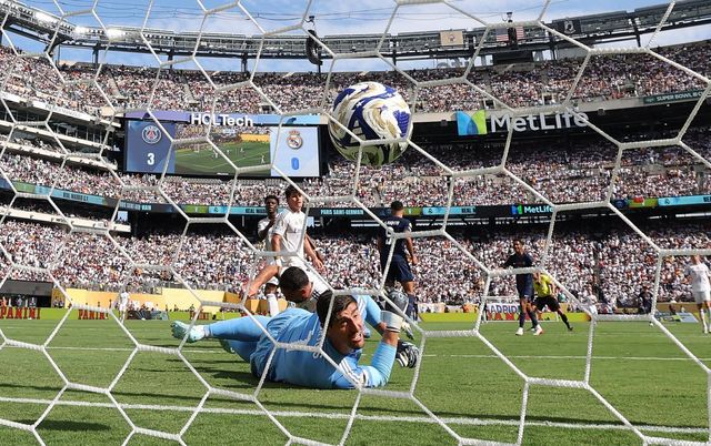 레알 마드리드 골키퍼 티보 쿠르투아(앞)이 10일(한국시간) 미국 뉴저지주 메트라이프 스타디움에서 열린 클럽월드컵 준결승에서 PSG의 곤살루 하무스에게 실점하고 있다. 이스트러더퍼드(미 뉴저지주)｜신화뉴시스