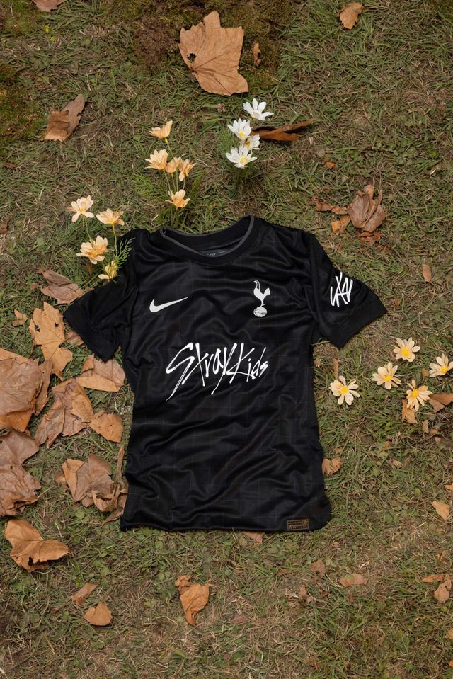 스트레이 키즈가 K팝 아티스트 최초로 토트넘 핫스퍼 스타디움 단독 공연을 앞두고, 토트넘과의 한정판 컬래버 유니폼을 공개해 글로벌 팬심을 달군다. 사진제공 | Louis Bever