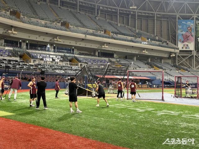 키움 타자들이 15일 고척스카이돔에서 프리배팅 훈련을 하고 있다. 고척｜강산 기자 posterboy@donga.com