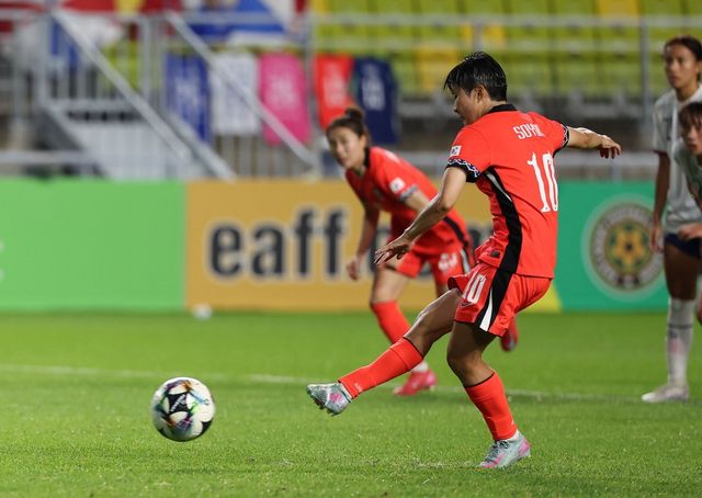 여자축구대표팀 지소연이 16일 수원월드컵경기장에서 열린 대만과&nbsp;E-1 챔피언십 최종전 후반 25분 페널티킥을 성공시키고 있다. 수원｜뉴시스