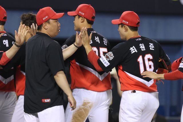 이범호 KIA 감독(왼쪽)은 전반기 연이은 대타 작전 성공으로 상승세를 이끌었다. 사진제공｜KIA 타이거즈