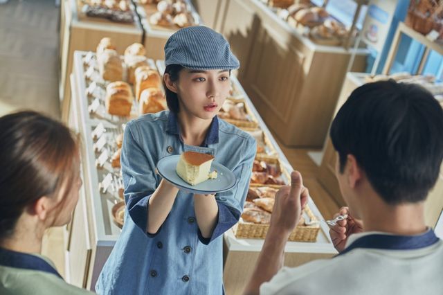 주현영이 영화 ‘악마가 이사왔다’에서 낮엔 빵집, 밤엔 클럽을 오가는 엉뚱한 MZ 아라로 분해 통통 튀는 존재감을 선보인다. 사진 | CJ ENM