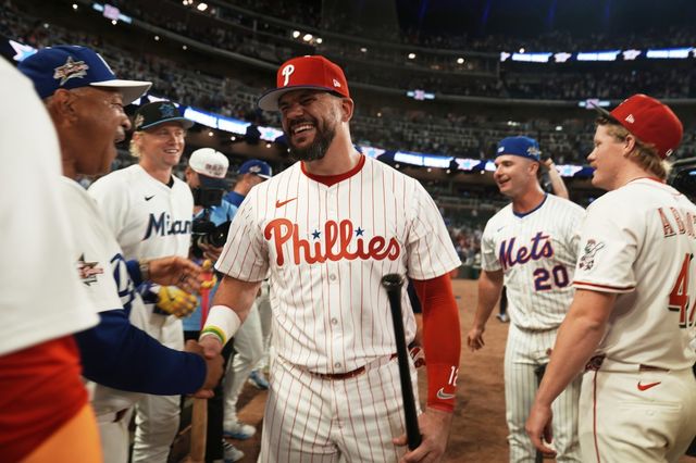 필라델피아 슈와버는 16일(한국시간) 트루이스트파크에서 열린 2025 MLB 올스타전에서 MVP로 선정됐다. 그는 스윙 오프에서 홈런 3개를 쳐내며 내셔널리그 올스타의 승리를 이끌었다. 애틀랜타(미 조지아주)｜AP뉴시스