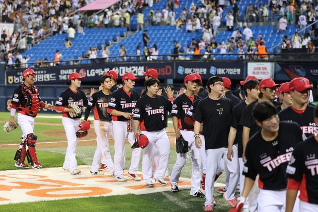 KIA는 대타 작전이 맞아떨어지며 부상자 속출한 위기 속에서도 전반기를 4위로 마무리했다. 사진제공｜KIA 타이거즈