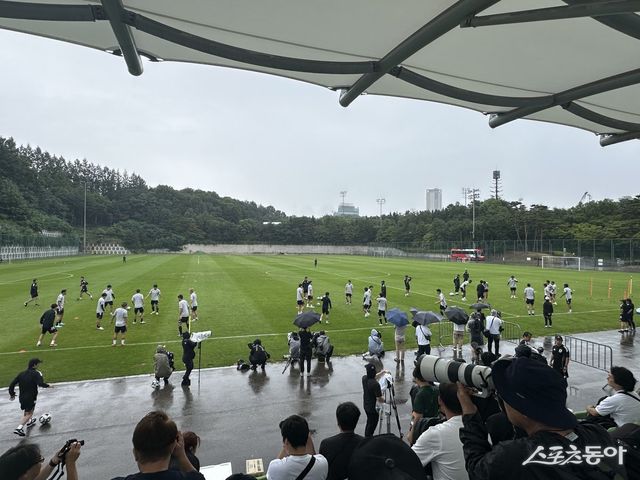 E-1 챔피언십 한국-일본전을 하루 앞둔 14일 수원월드컵경기장 보조구장의 전경. 일본대표팀을 취재하기 위해 50여 명의 일본 취재진이 모였다. 수원｜백현기 기자 hkbaek@donga.com