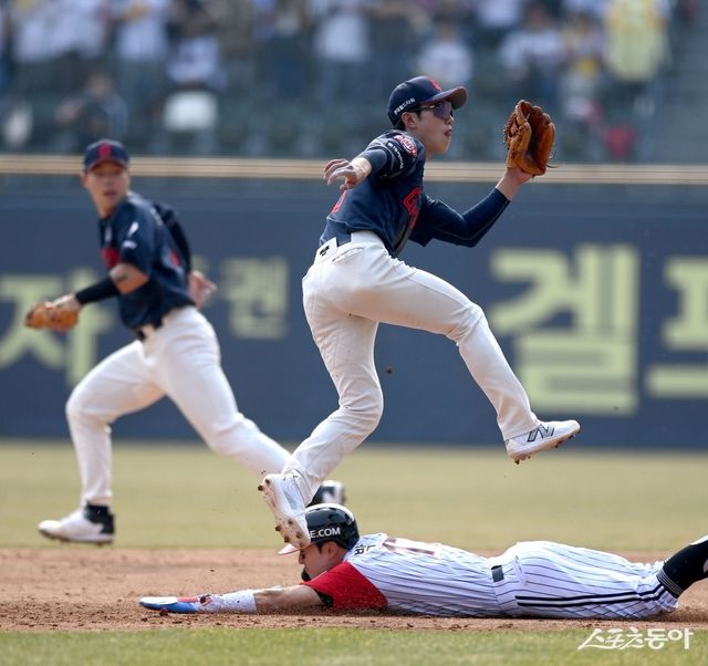 17일 막을 올리는 ‘2025 신한 SOL 뱅크 KBO리그’ 후반기 첫 시리즈는 4연전으로 펼쳐진다. 한번에 4게임이 줄어들 수도, 벌어질 수도 있기에 압박감도 상당하다. 2위 LG와 3위 롯데의 잠실 4연전은 가장 큰 관심을 끄는 매치업이다. 스포츠동아 DB