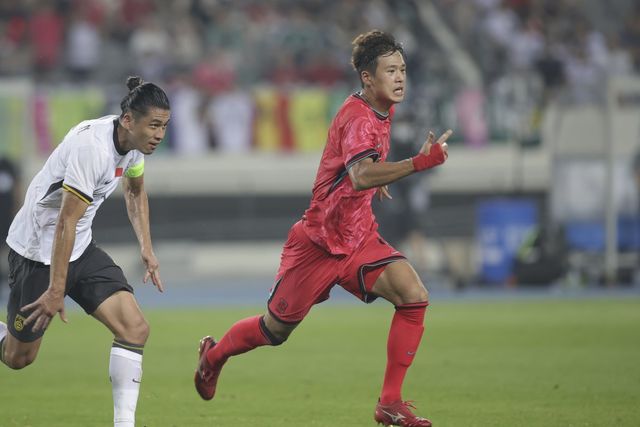 김주성(오른쪽)은 대표팀의 차세대 센터백으로 중국과 E-1 챔피언십 1차전에서 A매치 데뷔골까지 기록해 기쁨을 더했다. 사진제공｜대한축구협회