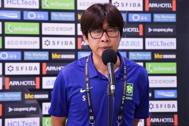 신 감독은 16일 수원월드컵경기장에서 열린 대만과 E-1 챔피언십 최종 3차전에서 2-0으로 이겨 우승한 뒤 “아직 팀이 완성 단계는&nbsp;아니다. 하지만 이번 우승이&nbsp;‘신구조화’를 계속 이어갈&nbsp;수 있는 중요한&nbsp;계기였다고 생각한다”고 말했다. 사진제공｜대한축구협회