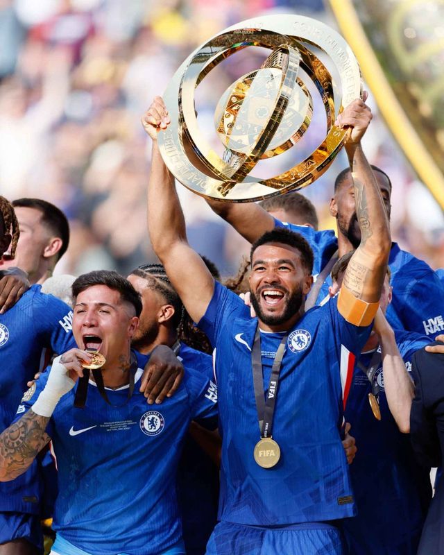 첼시 주장 리스 제임스(오른쪽)와 동료들이 14일(한국시간) 미국 뉴저지주 이스트러더퍼드에 위치한 메트라이프 스타디움에서 파리 생제르맹(PSG)을 3-0으로 꺾고 클럽월드컵 우승을 차지한 뒤 트로피를 들고 기뻐하고 있다. 사진출처｜클럽월드컵 페이스북