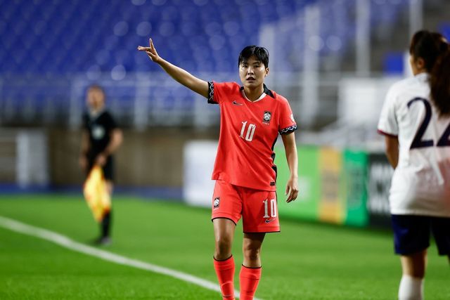 여자축구대표팀 지소연이 16일 수원월드컵경기장에서 열린 대만과 E-1 챔피언십 최종전 도중 동료에게 작전을 지시하고 있다. 사진제공｜대한축구협회