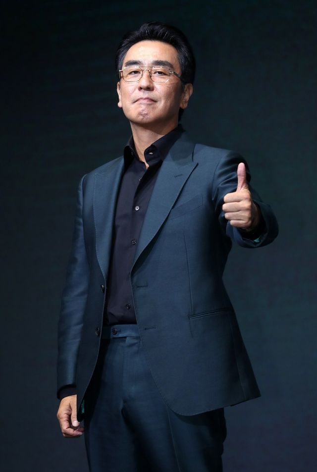 [서울=뉴시스] 김혜진 기자 = 배우 류승룡이 8일 오전 서울 영등포구 콘래드 서울에서 열린 디즈니+의 오리지널 시리즈 ‘파인: 촌뜨기들’ 제작발표회에서 포즈를 취하고 있다. 2025.07.08. jini@newsis.com