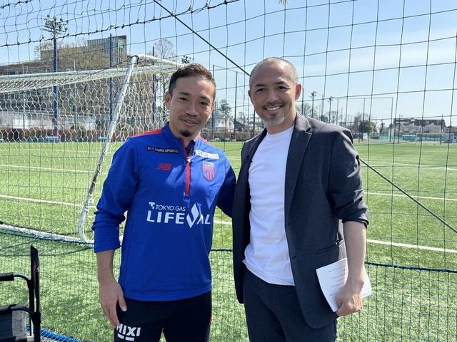 오노 신지(오른쪽)은 은퇴 후 방송진행자와 J리그 유스 시스템 자문 역할을 하고 있다. FC도쿄 소속이자 이번 E-1 챔피언십 일본대표팀 주장을 맡은 나가토모 유토와 함께 기념 촬영을 하고 있는 오노. 사진출처｜FC도쿄 홈페이지